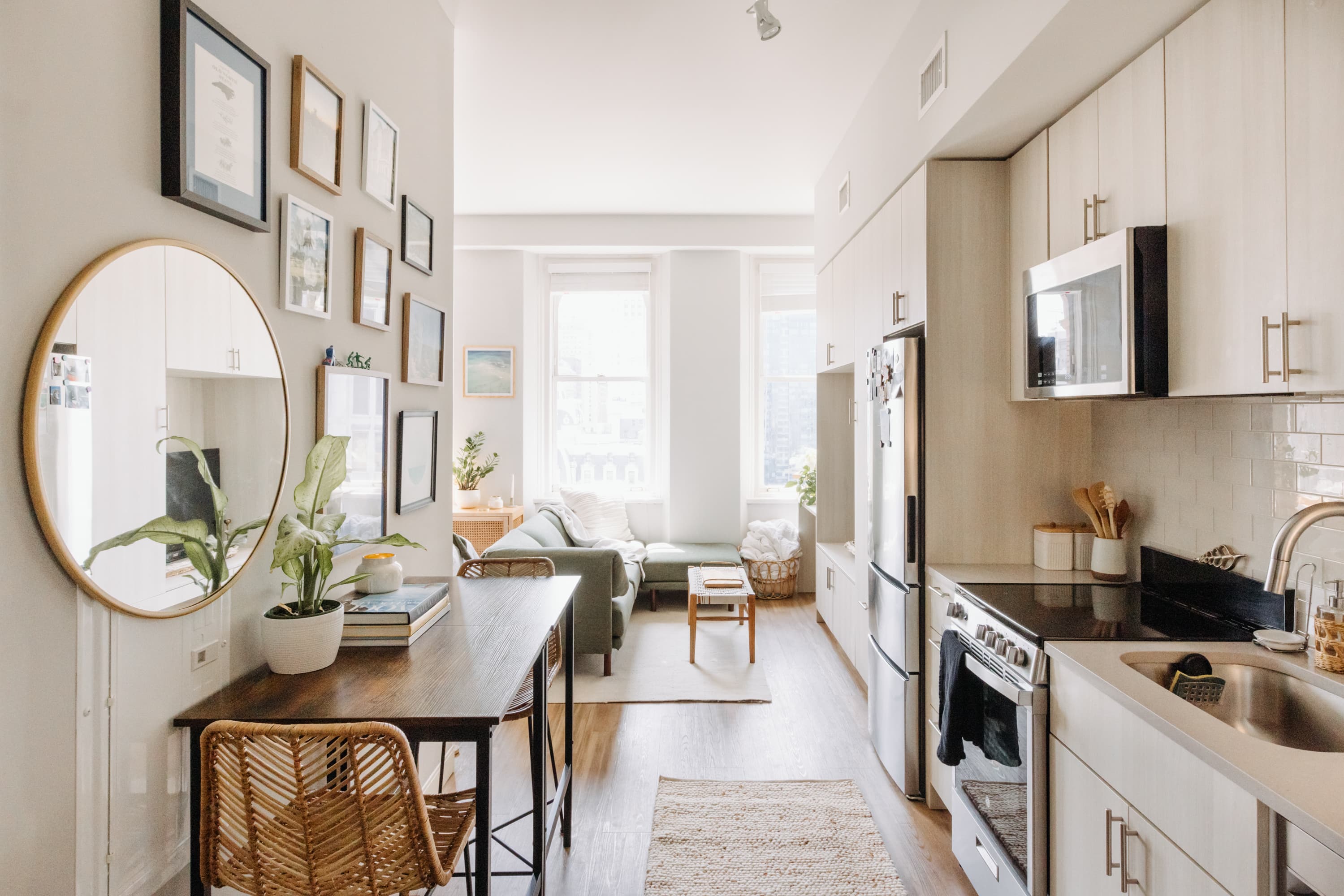 L'Appartement シュタンバウム LB-2 Short Bl A Studio Feels Bigger Thanks to the Renter's Skillful Layout